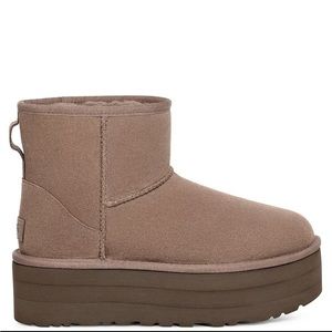 BNIB Platform Uggs Smoke Plume Size 6, brand new never worn